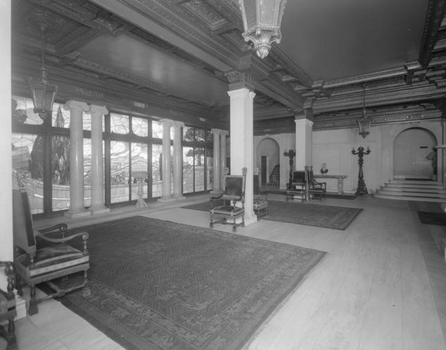 1910. Broadway at the S.E. corner of West 98th Street. Borchardt Apartment House, entrance hall. 1910.jpg