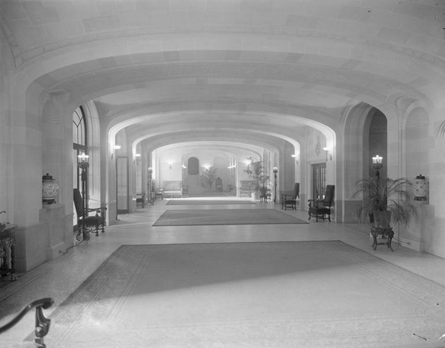 1915. Park Avenue between 52nd and 53rd Streets. Montana Apartments, entrance hall. 1915.jpg