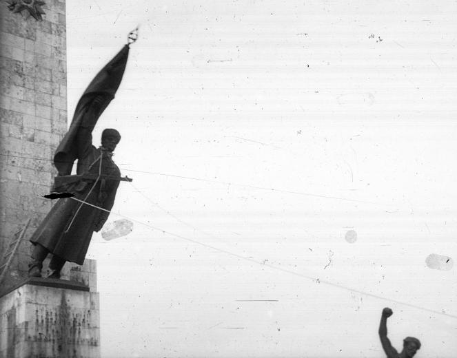 1956_Gellérthegy a Felszabadulási Emlékmű Felszabadító szovjet katona mellékalakjának ledöntése..jpg