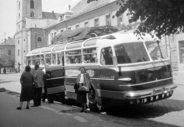 1958_Balassagyarmat, Rákóczi fejedelem út, háttérben a Szentháromság templom. Ikarus 55 tipusú autóbusz.jpg