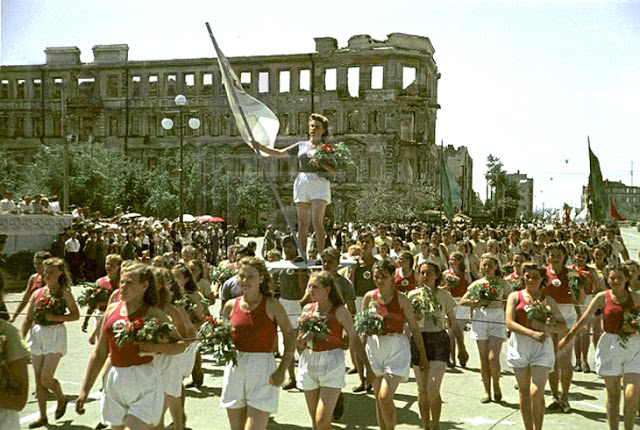 Color photographs of athletic parades in Stalingrad in May 1945 (1).jpg