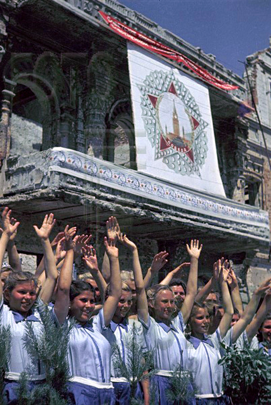 Color photographs of athletic parades in Stalingrad in May 1945 (8).jpg
