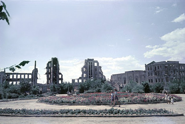 Color photographs of athletic parades in Stalingrad in May 1945 (9).jpg