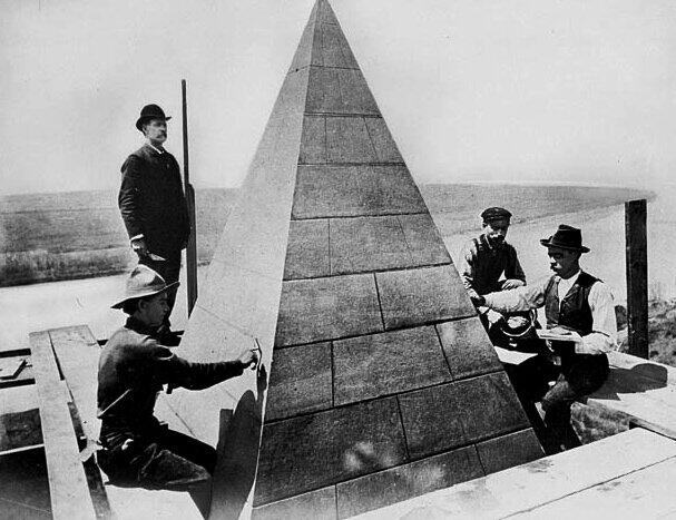 1884. A Wahington emlékmű befejezése, a csúcs éppen elkészült..jpg