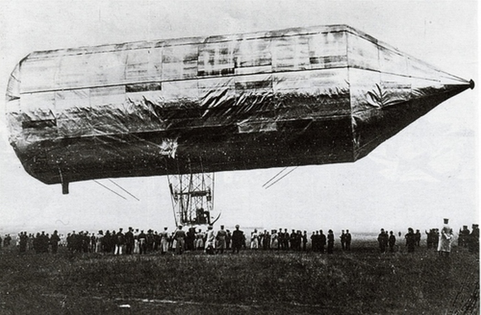 1897. A keszthelyi Schwarz Dávid technikus a merev szerkezetű, kormányozható léghajó feltalálója. Találmányát halála után az özvegyétől vásárolta meg Zeppelin gróf aki e léghajók révén vált ismertté..jpg