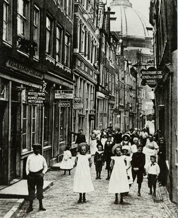 1910. Amsterdami utca lakói fotózás hírére kiöltöztek és beálltak a képbe..jpg