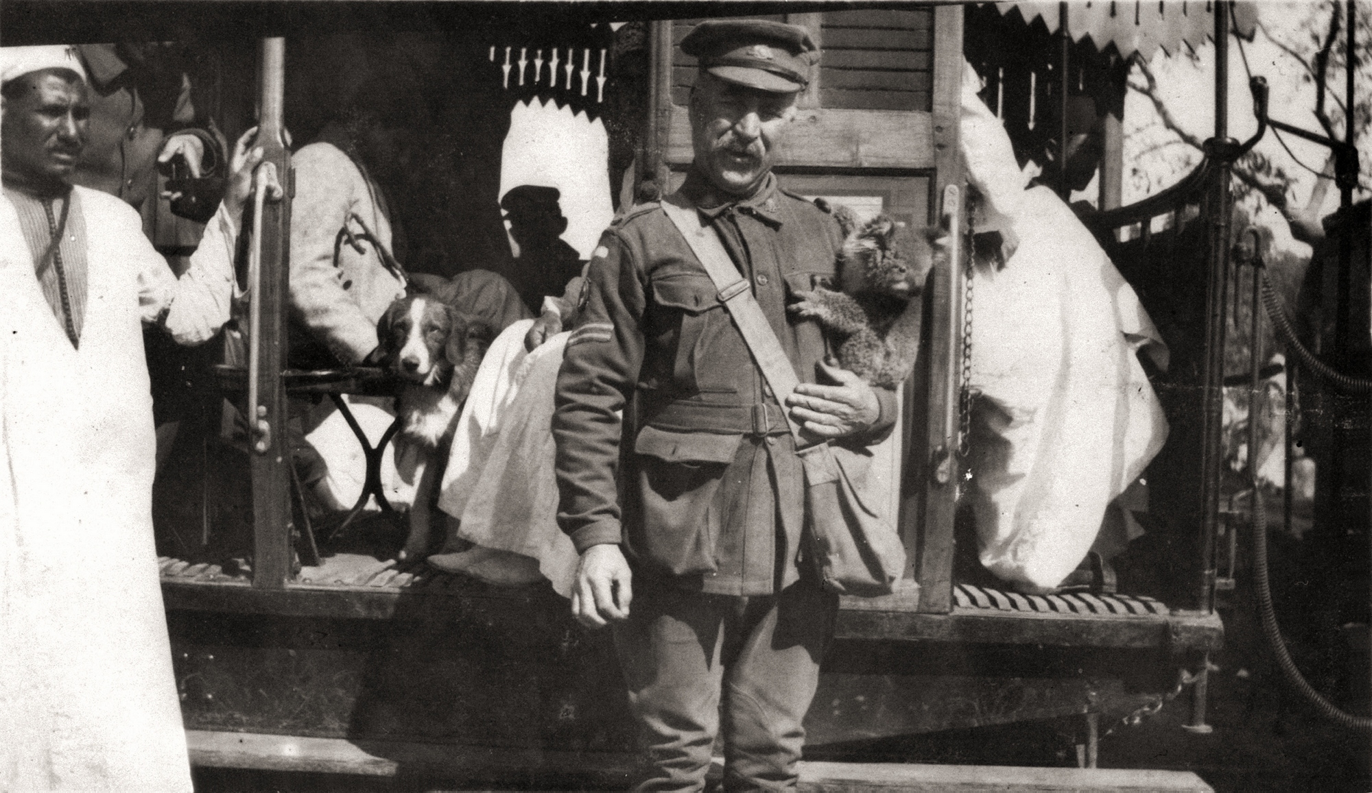 1915. 2. ausztrál hadtest őrmestere kabala koalájával, Kairó, Egyiptom.jpg