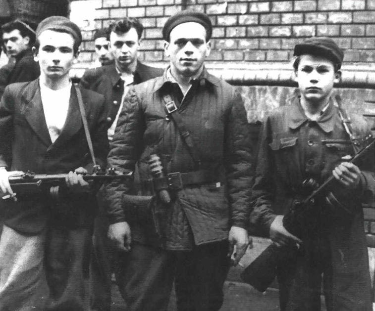 1956. október. Fiatal magyar felkelők..jpg