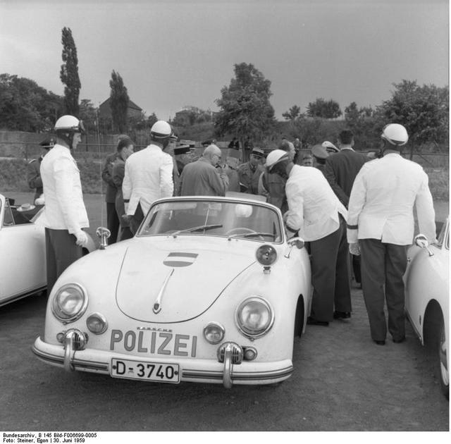 1959_a_nyugat-nemet_autopalya_rendorseg_porsche_356-os_elfogogepkocsija.jpg