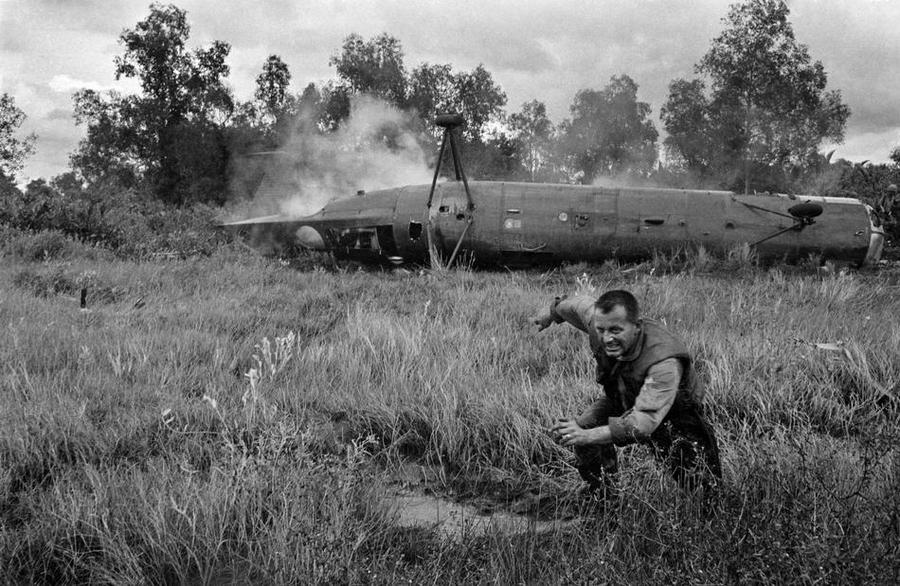 1962_amerikai_katona_menekul_a_lezuhant_ch-21-es_helikopter_kozelebol_vietnamban.jpg