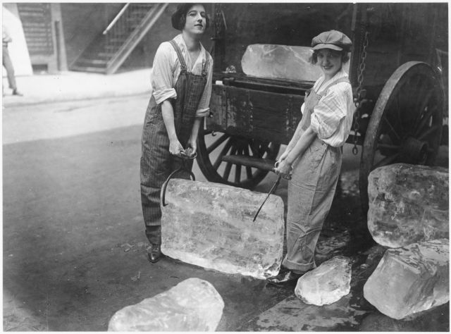 1918. I vh. alatti férfi munkaerőhiányt nőkkel pótolták. Jegeslányok..jpg