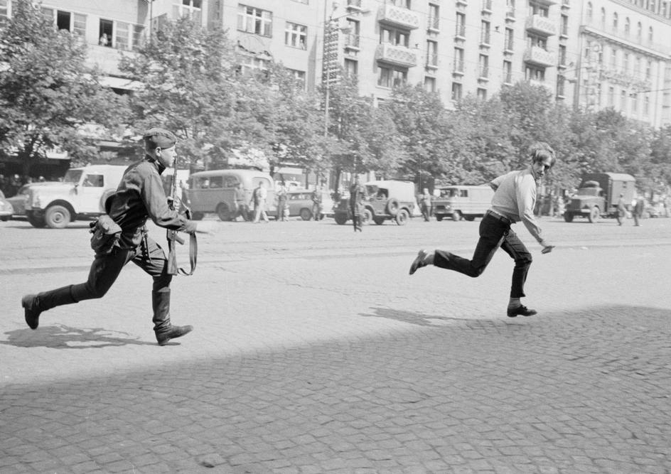 1968. Prágai tavasz. Szovjet katona üldözi a fiatalt miután megdobálta a tankot..jpg