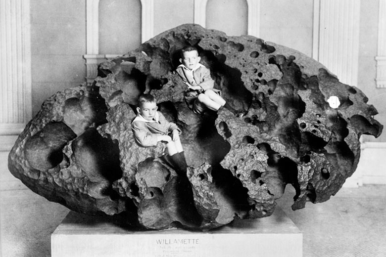 1920. Két fiú ül a Willamette meteoritban. Ohioban találták ez a vasmeteoritot, ami csak a hatodik legagyobb a világon a maga 14 és fél tonnájával..jpg