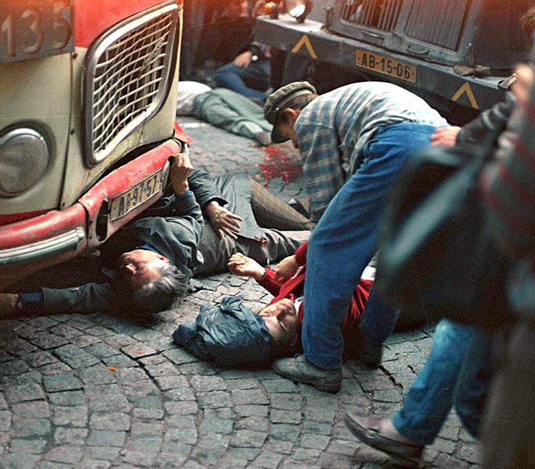 1968. Vérbefojtott prágai tavasz. Egy férfi próbál meg segíteni a sebesülteknek..jpg
