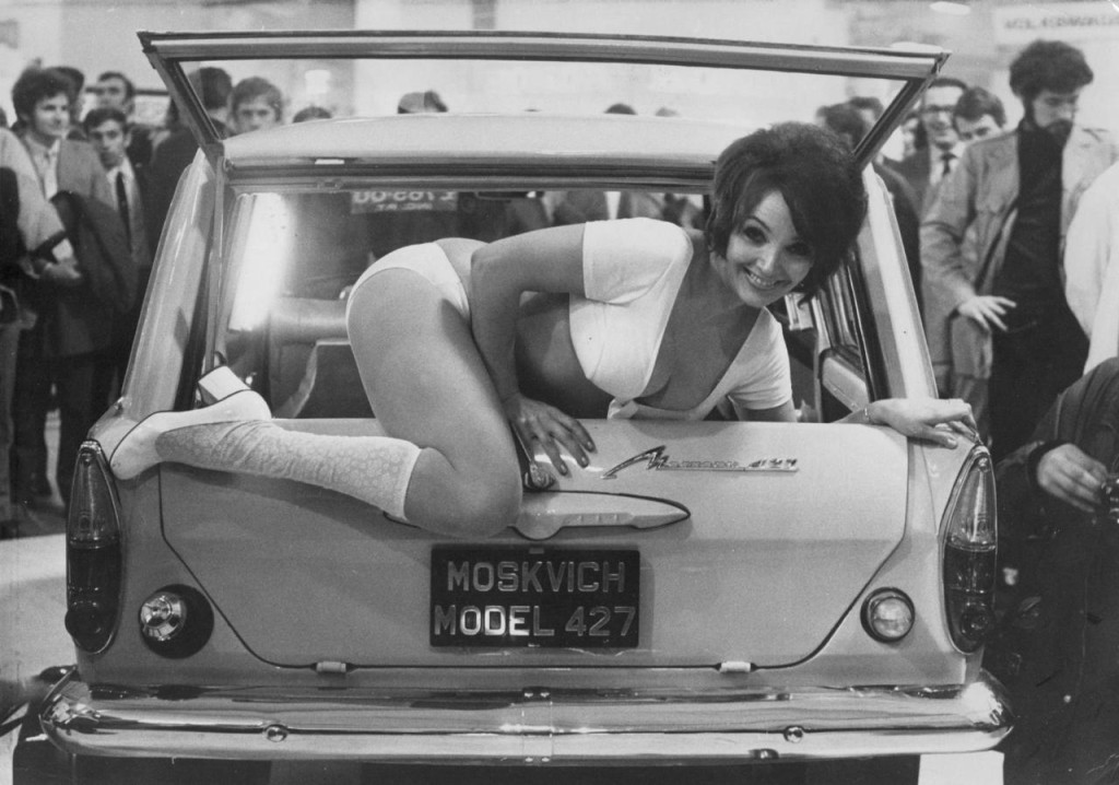 1971. Moszkvics a londoni autókiállításon..jpg