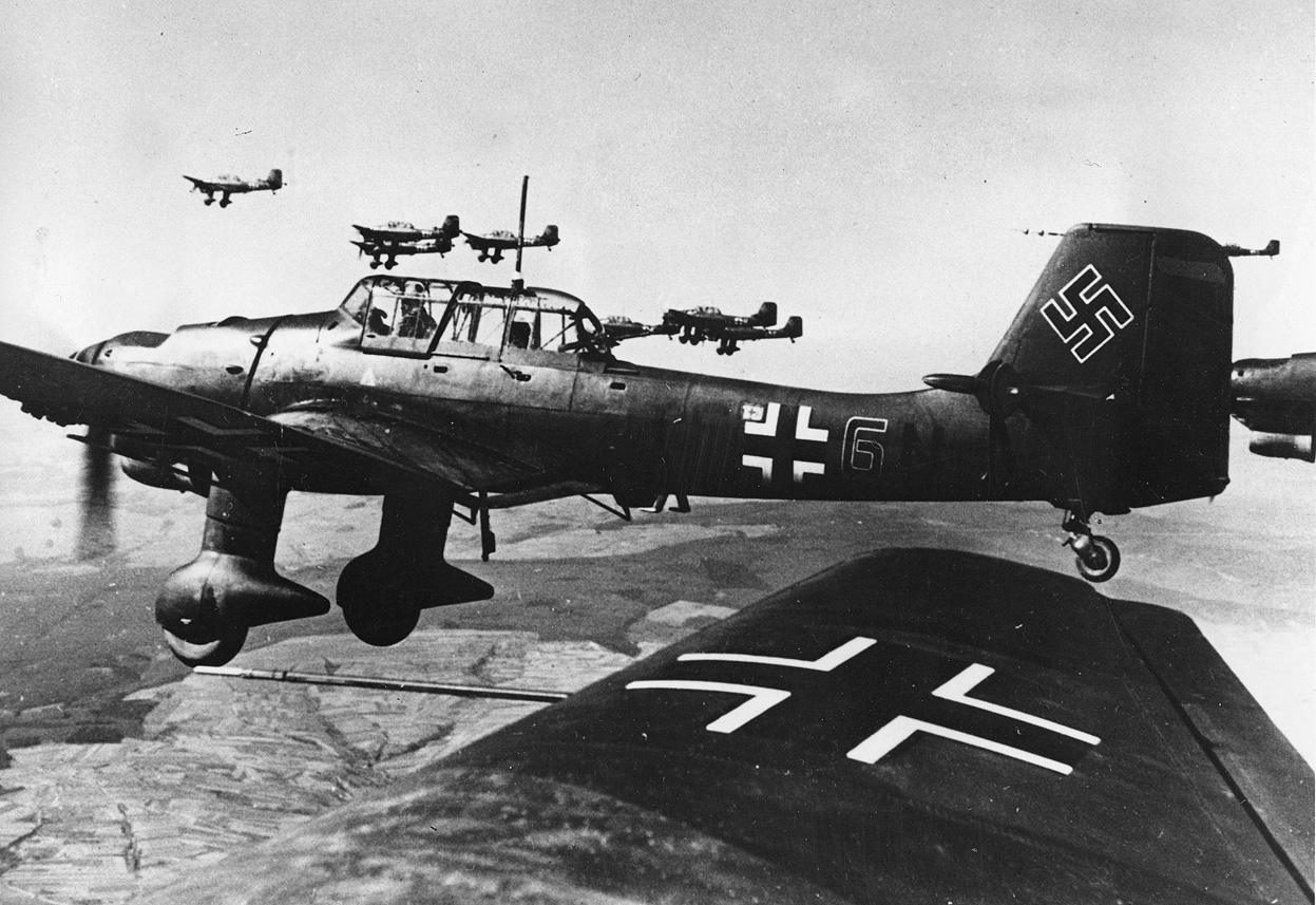 1940. Junkers-87, Stuka zuhanóbombázó formáció Franciaország felett..jpg