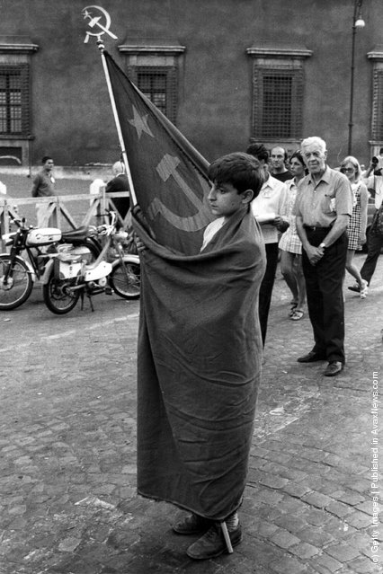 1969. Fiatal kommunista-szimpatizáns fiú egy olasz párt demonstráción..jpeg
