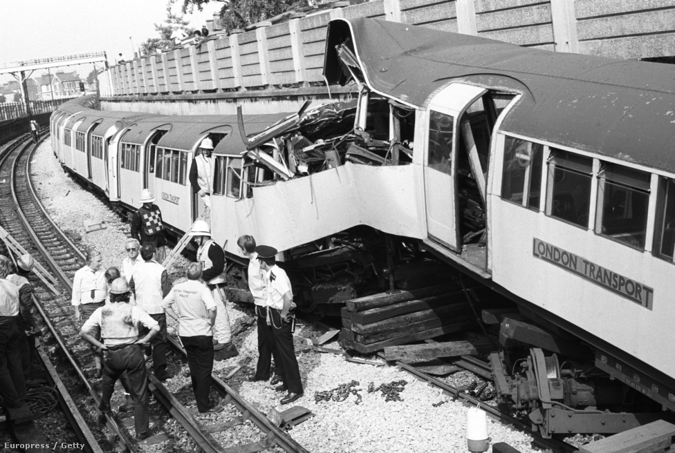 1984. A londoni Leyton állomás közelében két metrószerelvény összeütközött. Az egyik vezető meghalt, huszonöt ember megsérült..jpg