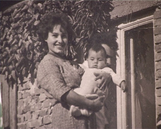 1963. Orbán Viktor csecsemőként anyja Sipos erzsébet karjaiban..jpg