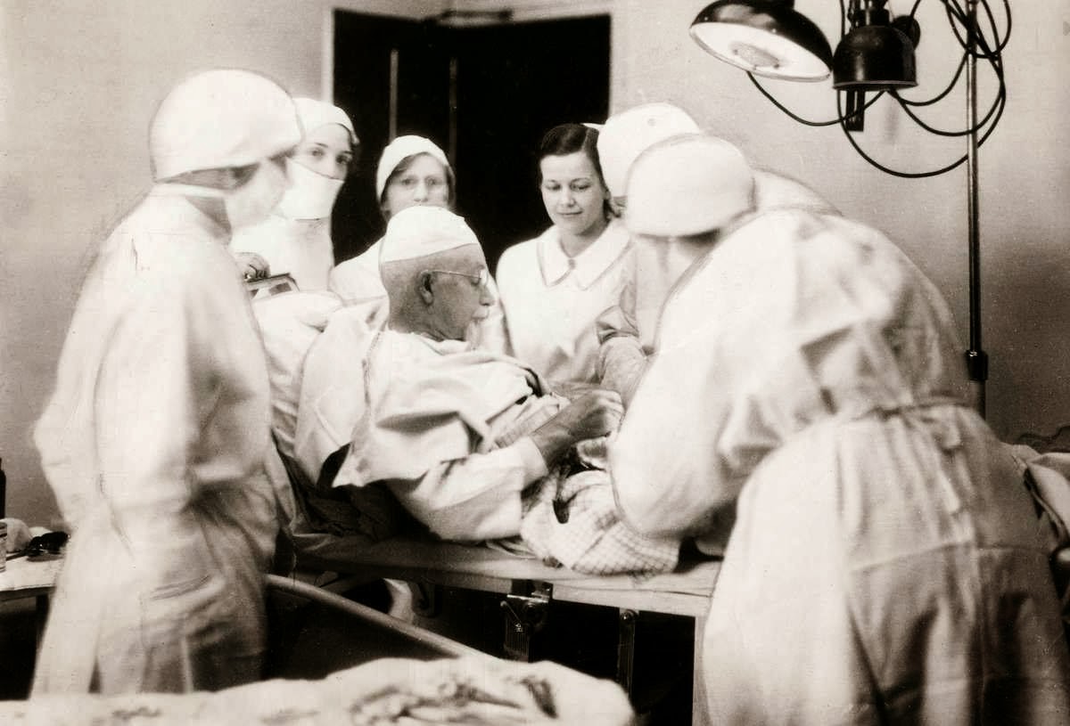 1921. Dr. Evan O'Neill Kane (1861–1932) 60 éves korában hajtott végre magán sikeres vakbélműtétet..jpg