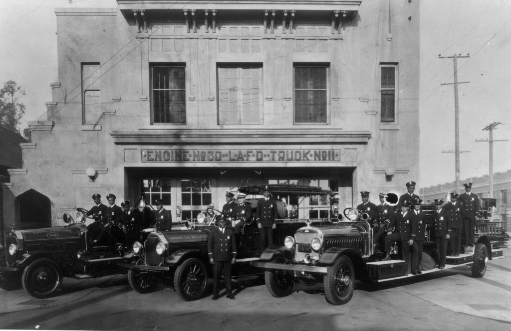 1931. Los Angelesi teljesen színes bőrű tűzoltóbrigád, fehér parancsnokukkal. Akkoriban elképzelhetetlen lett volna, hogy a fehérek a feketékkel együtt dolgozzanak..jpg