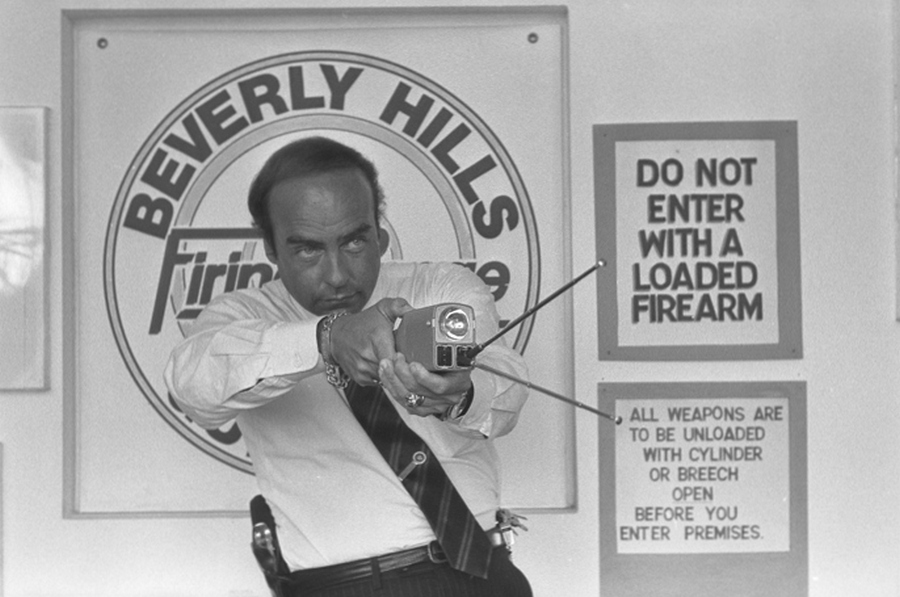 1985. Arthur Kassel használja az eletromos sokkolót a beverly hills-i rendőrségnek szervezett bemutatón..jpg