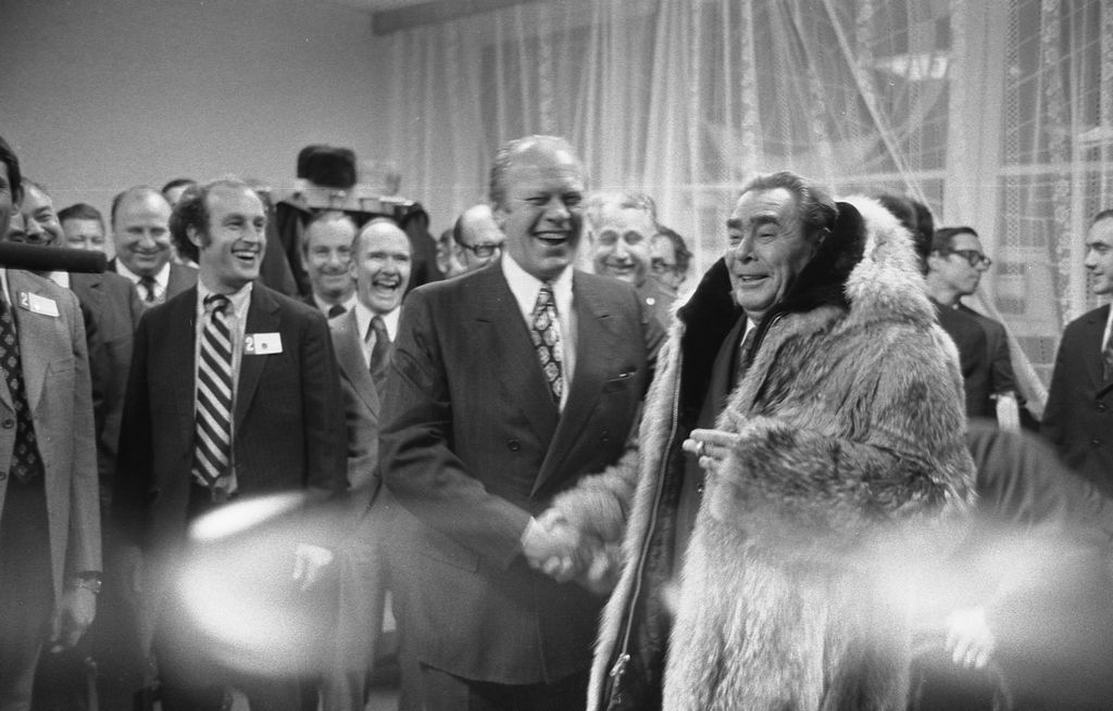 1974. Gerald Ford amerikai elnök a vlagyivosztoki fenyverzetellenőrzési konferencián Breznyevnek ajándékozza farkasszőrme kabátját, miután a szovjet főtitkár megdícsérte..jpg