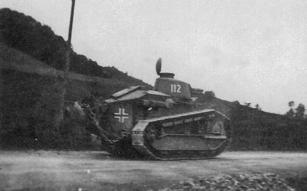 1942 körül. Pzkpfw 17r 730(F), azaz egy zsákmányolt Renault Ft a Whermacht szolgálatában..jpg