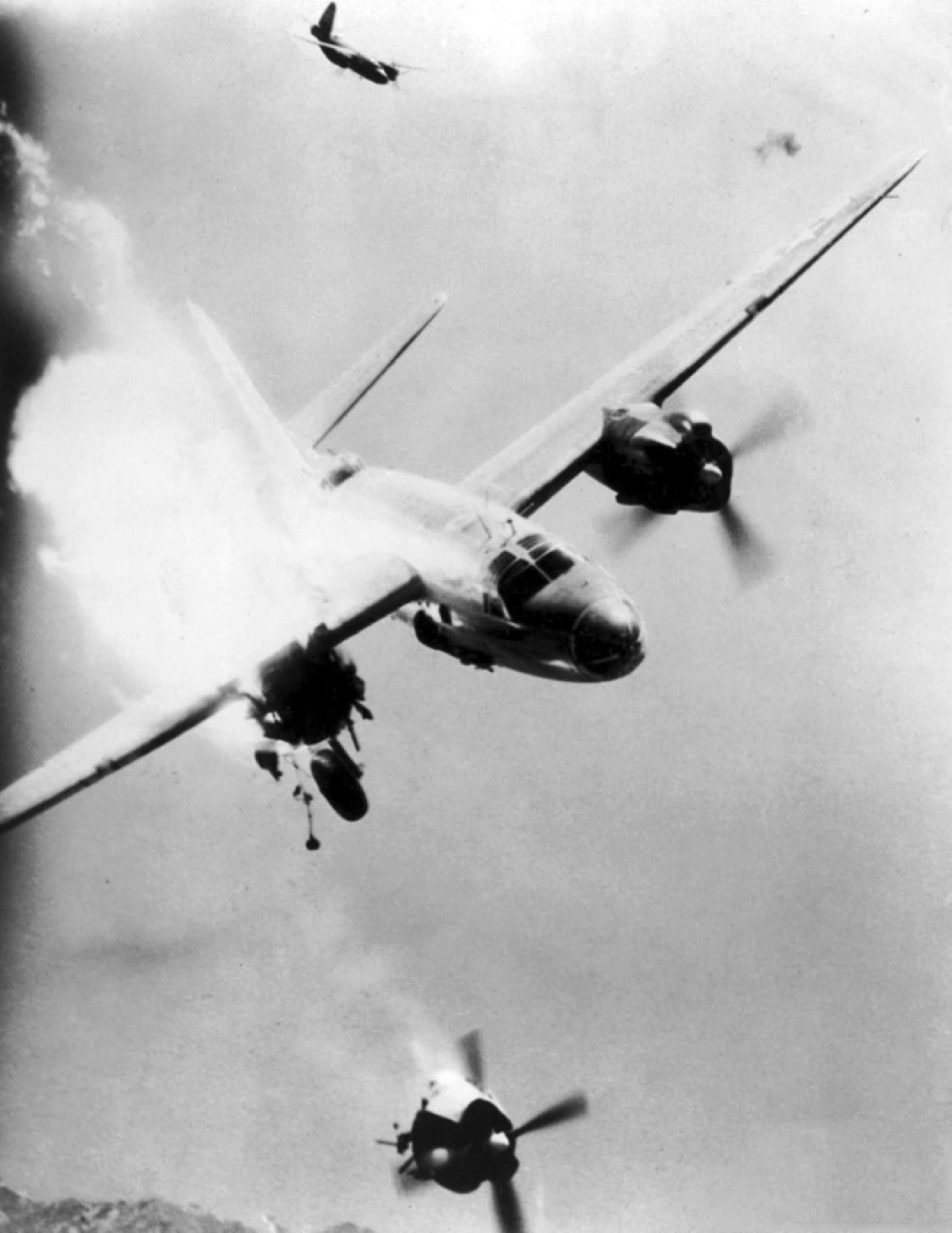 1943. Toulon (Franciaország) fölött légvédelmi tűzben hajtóművét vesztett B-26-os bombázó. A személyzet hat tagja halt meg, miután a gép lezuhant. Szerintem a kép manipulált..jpg