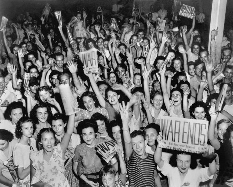 1945. Így ünnepelték a háború végét Tenesse-ben..jpg