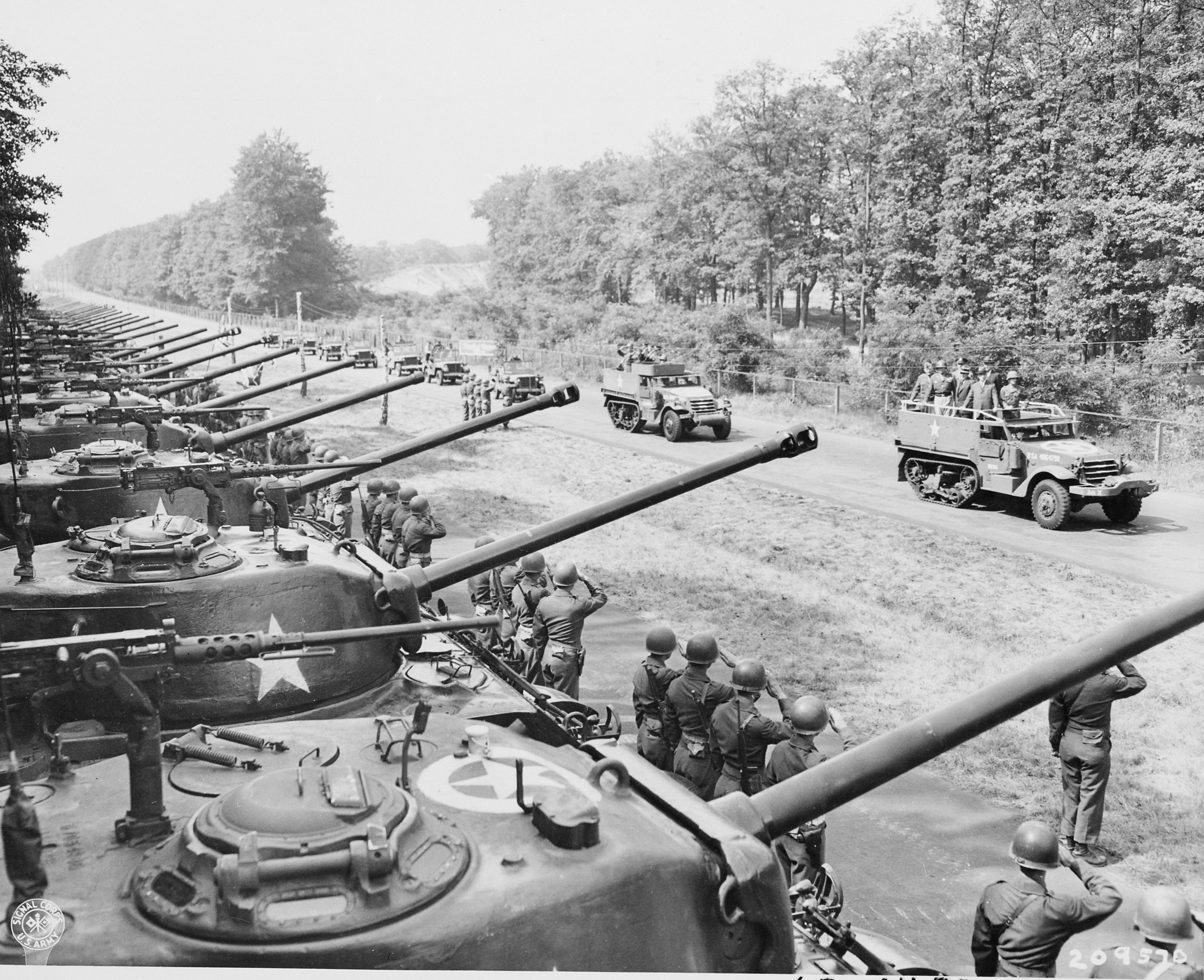1945. júlus. Patton tábornok szemlézi az amerikai második páncélos hadtestet Berlin közelében..jpg