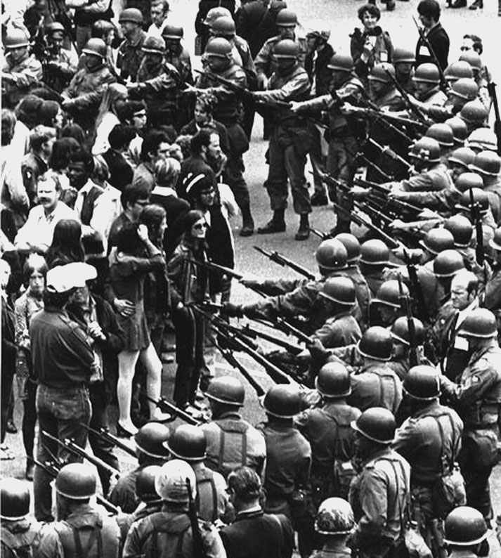 1969. A Nemzeti Gárda katonái tartóztatják fel a vietnámi háború ellen tűntetőket Berkeley-ben (Kalifornia)..jpg
