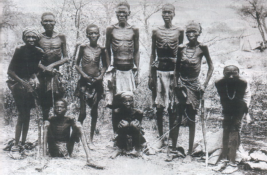 1907. Herero és Namaqua konfliktus a huszadik század első feljegyzett népirtása. Herero család menekül a namíb sivatagon keresztül Német Nyugat-Afrikában (mai Namíbia)..jpg