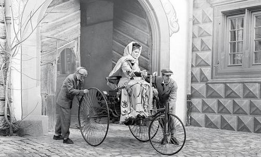 1888. Bertha Benz két fiával a saját autómobiljával. Ő volt az első nő, aki rendszeresen egyedül is használt autót..jpg