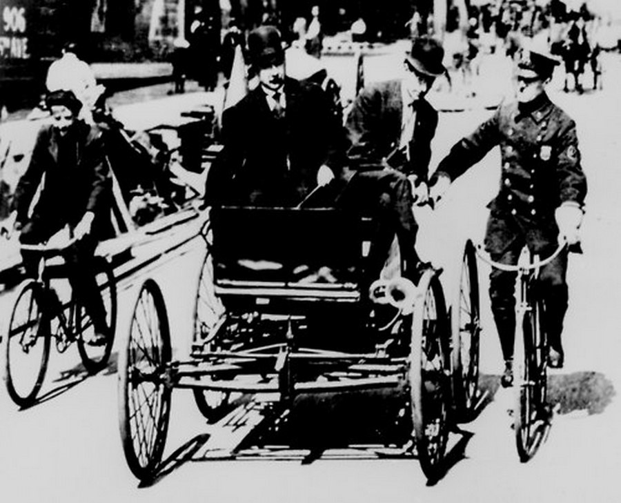 1899. New York. A közlekedési szabályt sértett automobilt egy biciklis rendőr állítja meg..jpg
