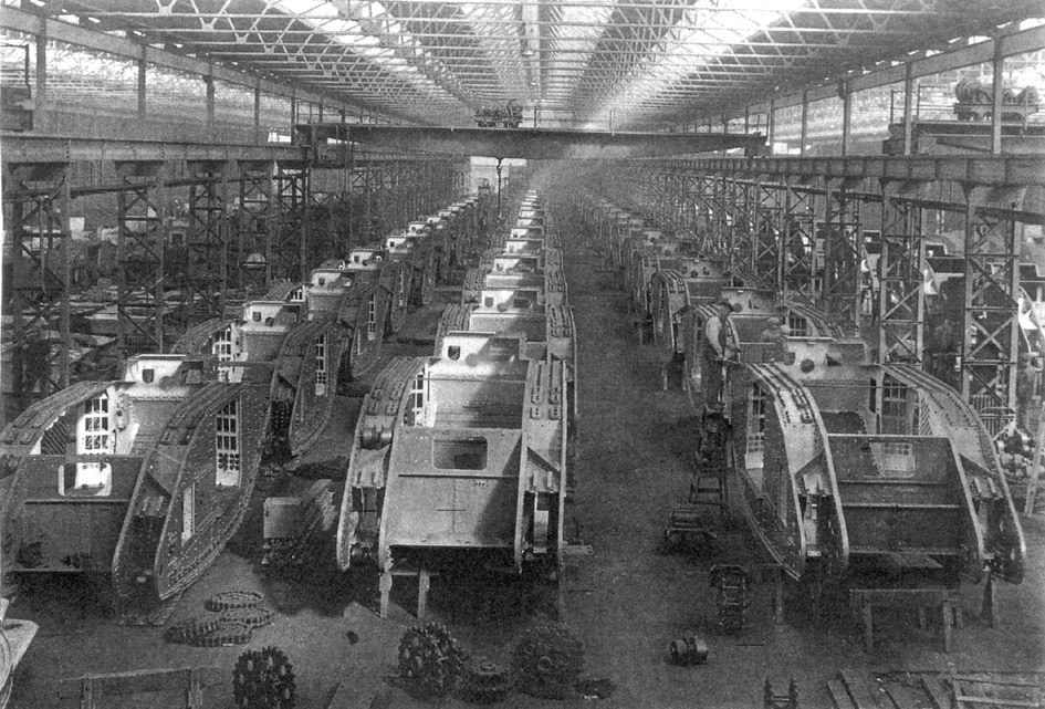 1918. Brit Mark IV-es tankok készülnek tömeggyártásban az Oldbury Carriage Works gyárában..gif