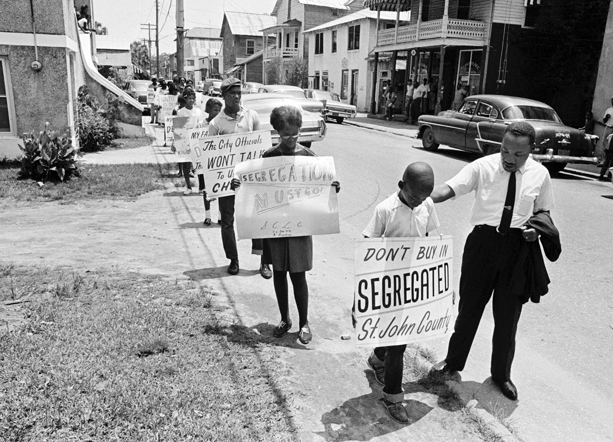 1964. Martin Luther King által meglátogatott, fiatalok által kezdeményezett, szegregáció ellenes demonstráció..jpg
