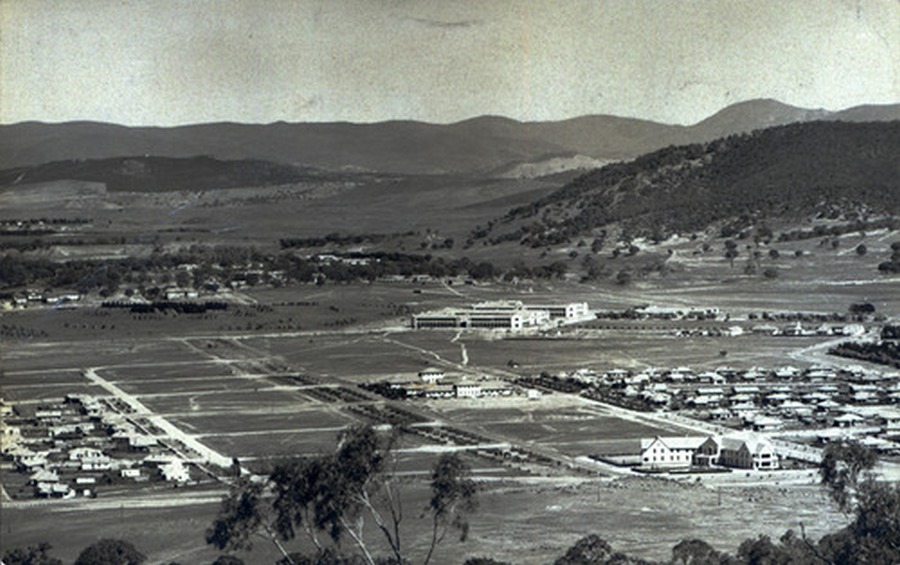 1930. Ausztrália fővárosa Canberra, az építése idején. Csakúgy, mint Brazíliában, ott is egy üres területen mesterségesen alakították ki ay új fővárost..jpg