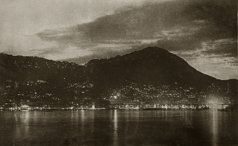 1920. Hong-Kong éjszakai látképe..jpg