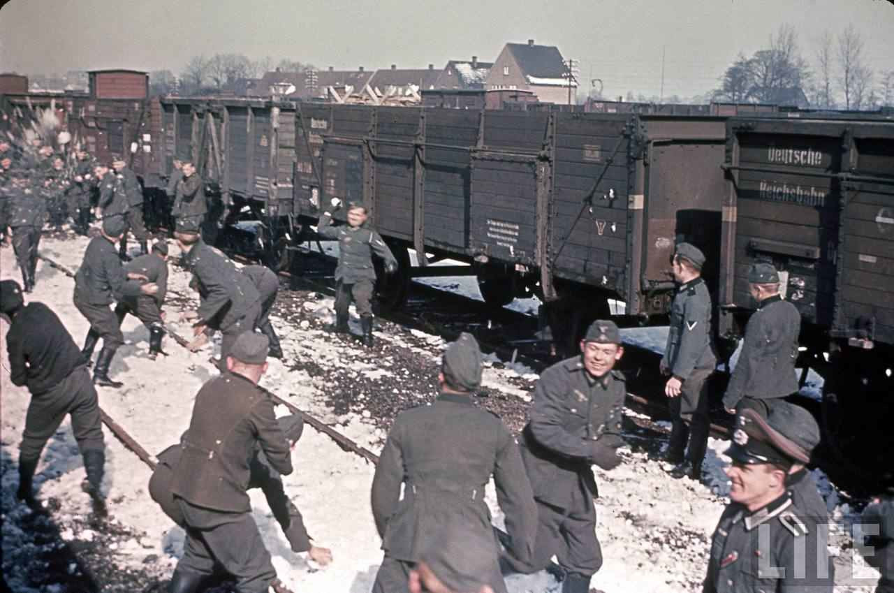 1940-41. tele. Német Wehrmacht katonák hógolyóznak Franciaországban..jpg