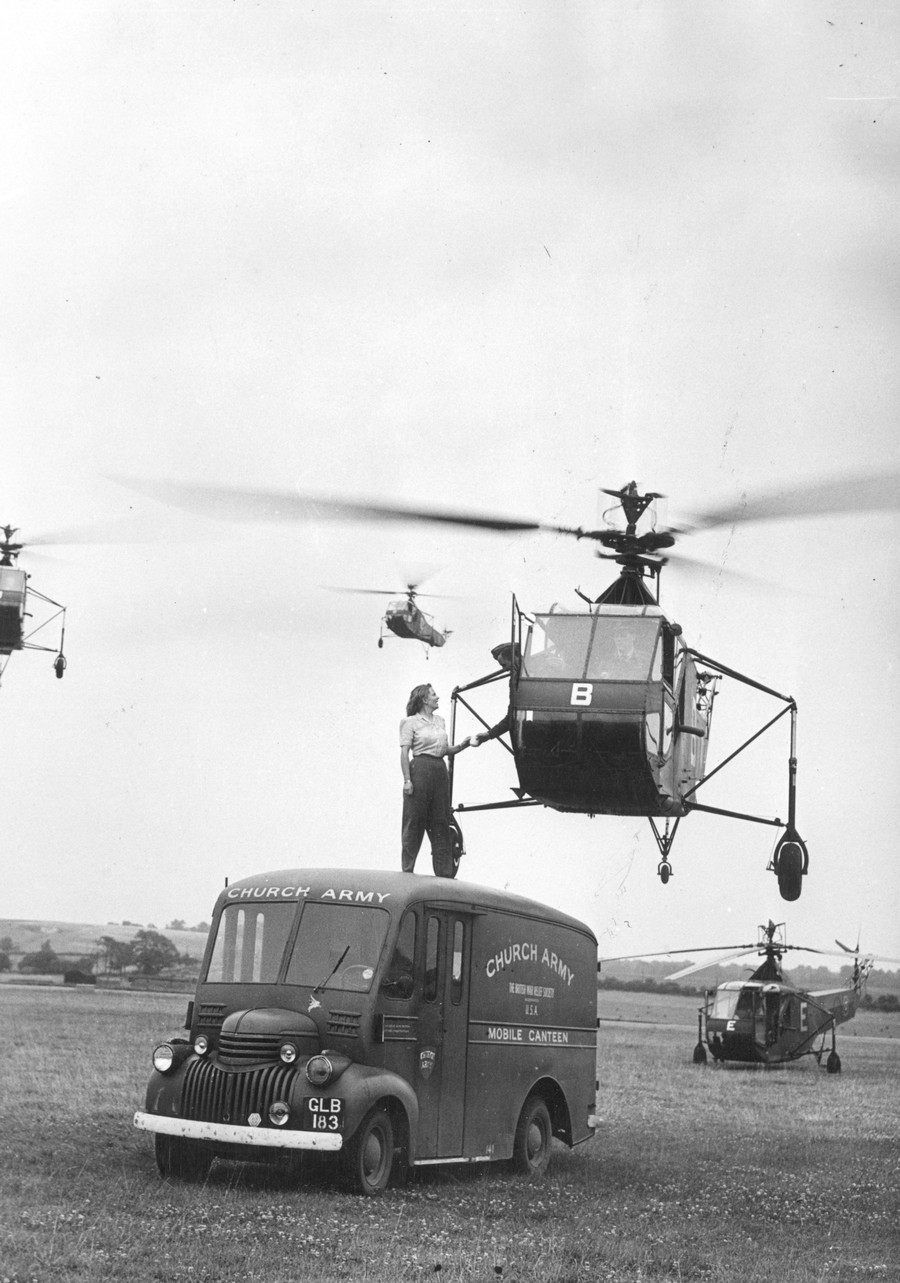 1945. Nagy Britannia. A kantinos hölgy egy csésze teát nyújt át egy Sikorsky helikopter legénységének..jpg