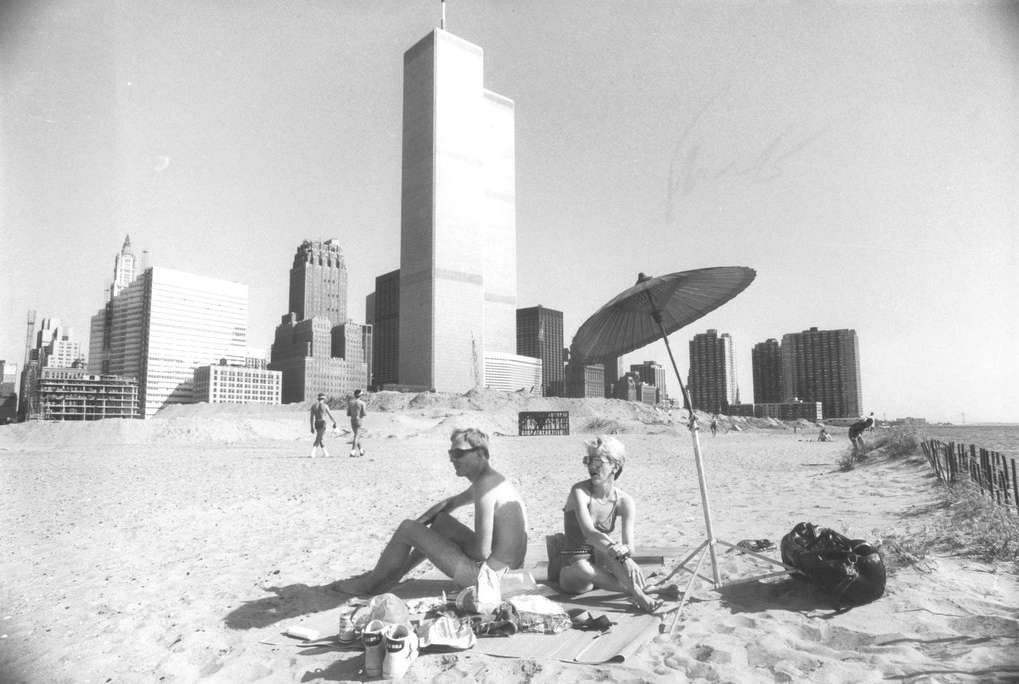 1983. A Világkereskedelmi központ szomszédságában 1985-ig még strand volt..png