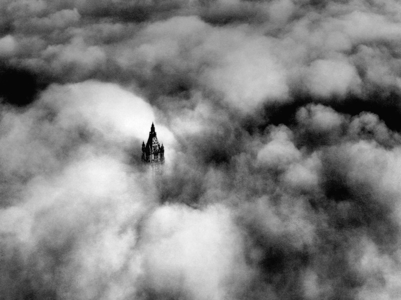 1928. A New York-i Woolworth torony a felhők között..jpg