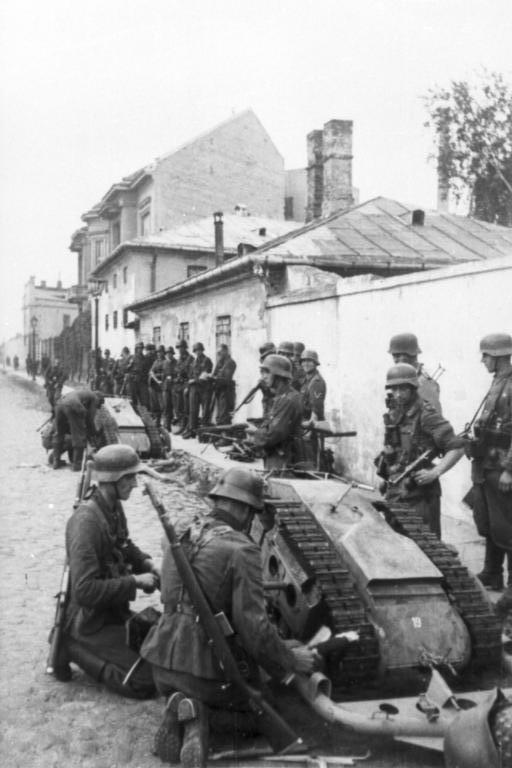 1944. Német Goliath bevetésen a Varsóban. A mini tank 100 kg robbanóanyagot szállíthatott távirányítással..jpg