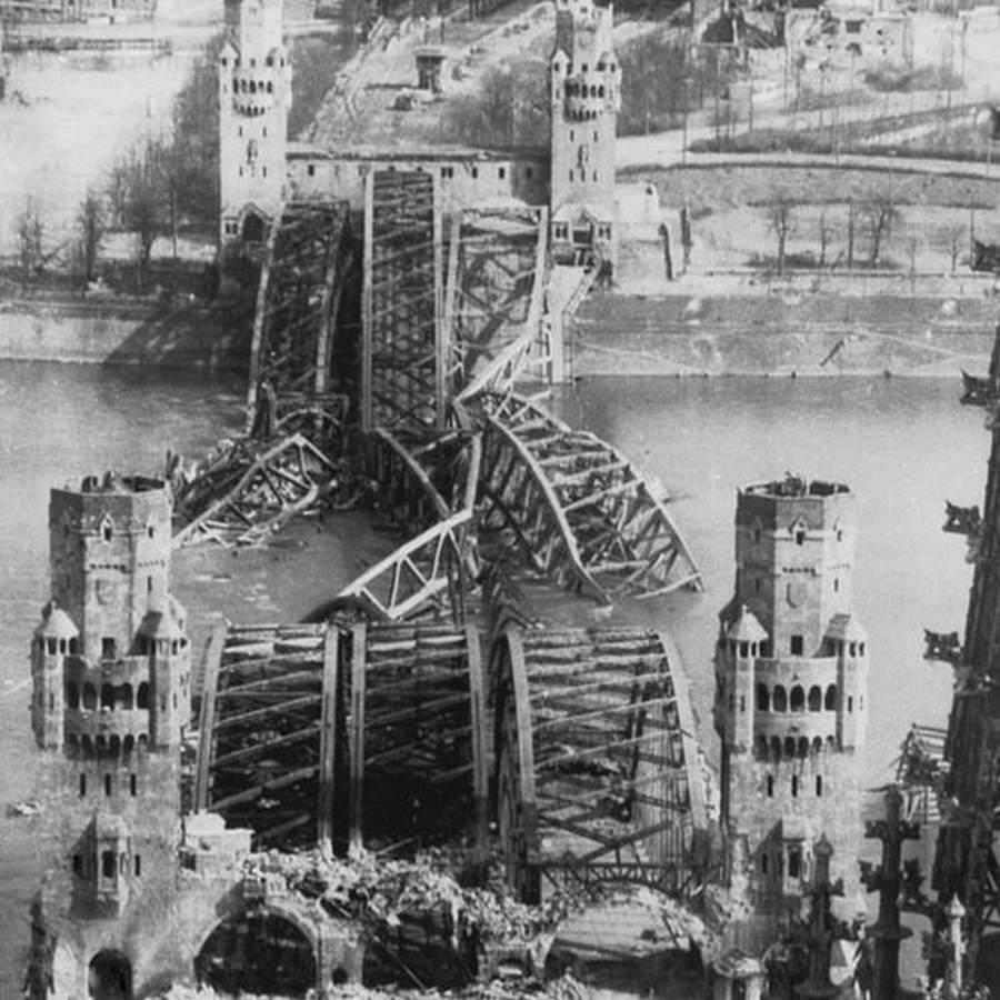 1945. április 7. A felrobbantott Hohenzollern-híd a Rajnán, Kölnben..jpg