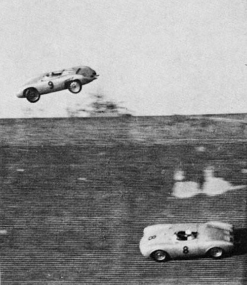 1956. Richard von Frankenberg az Avus pályán Porsche 550 Spyder-jével az ívelt betonpályáról kirepült egy versenyen. Kisebb sérülésekkel megúszta..jpg