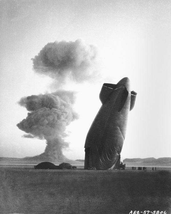 1957. U.S. Navy Goodyear ZSG-3 maradványai egy nukleáris teszt után a nevadai sivatagban..jpg