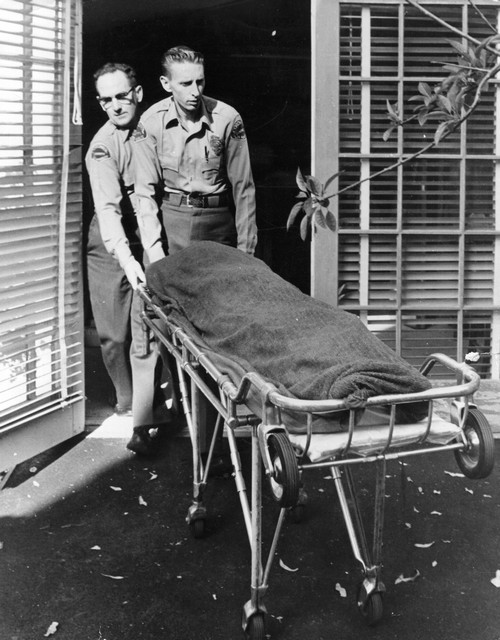 1962. Marilyn Monroe holttestét szállítják el a halottkémek..jpg