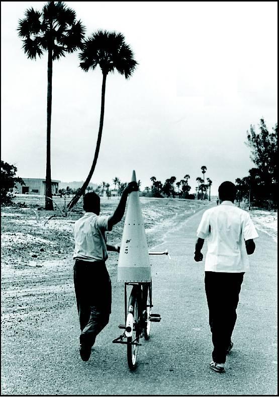 1968. Indiai rakétamérnökök szállítják az orrkúpot a kilövés helyszínére..jpg