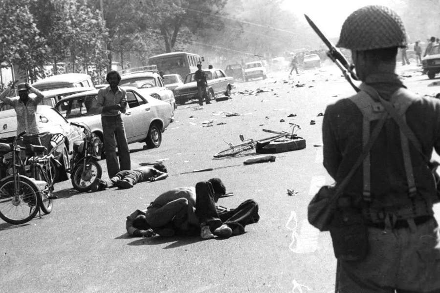 1978. Az iráni forradalom idején a véres utcai összecsapások után halottak és sebesültek az utcákon..jpg